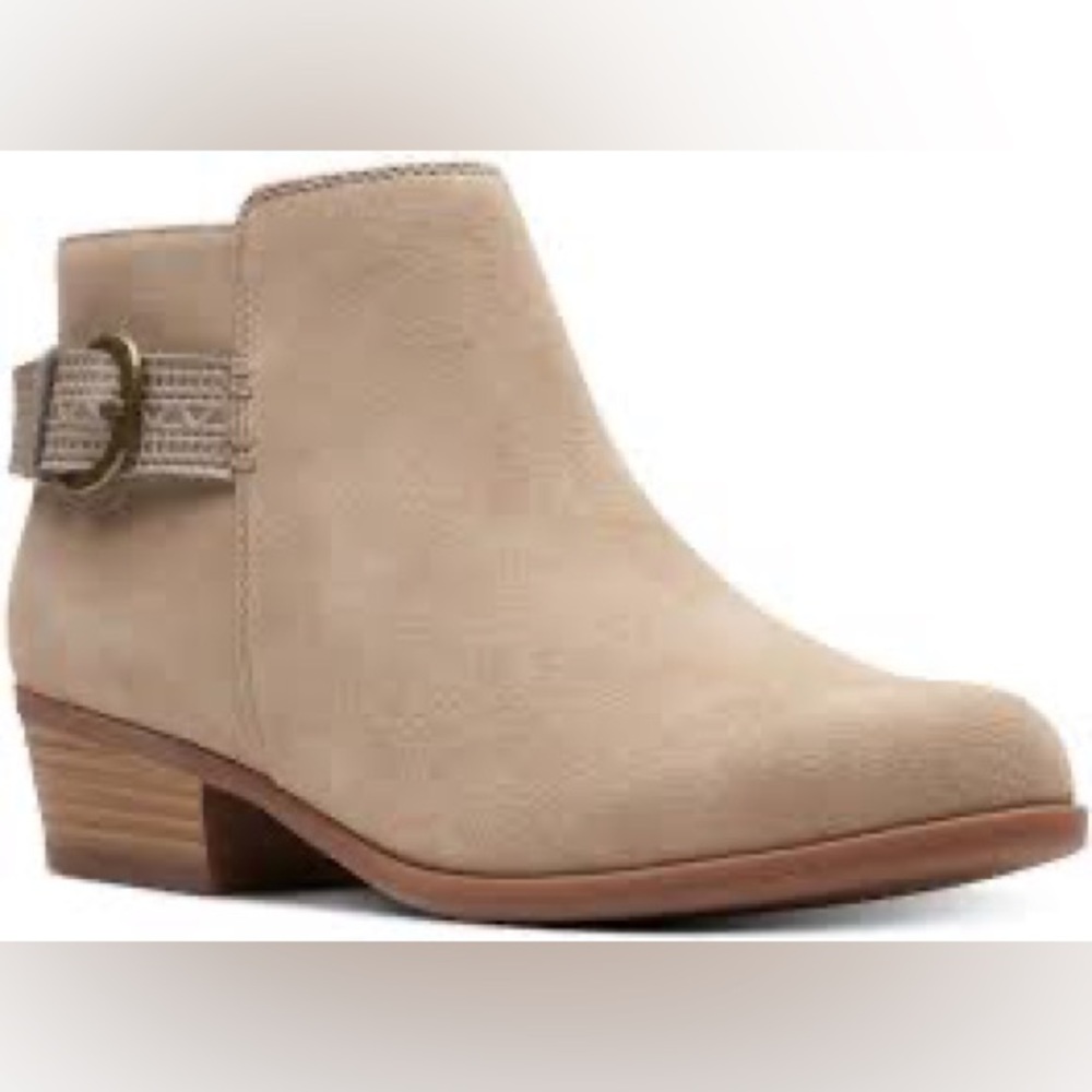 NEW!! Clarks Women's Addiy Kara Boot Sand Suede Size 5.5M